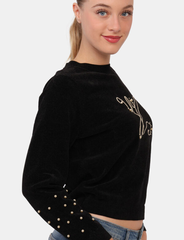 Maglione Yes Zee Nero - Maglione in simil ciniglia su base nera con logo ricamato in tinta oro. Ulteriore dettaglio è rappre