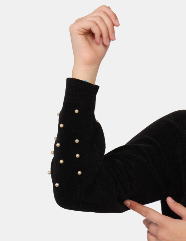 Maglione Yes Zee Nero - Maglione in simil ciniglia su base nera con logo ricamato in tinta oro. Ulteriore dettaglio è rappre