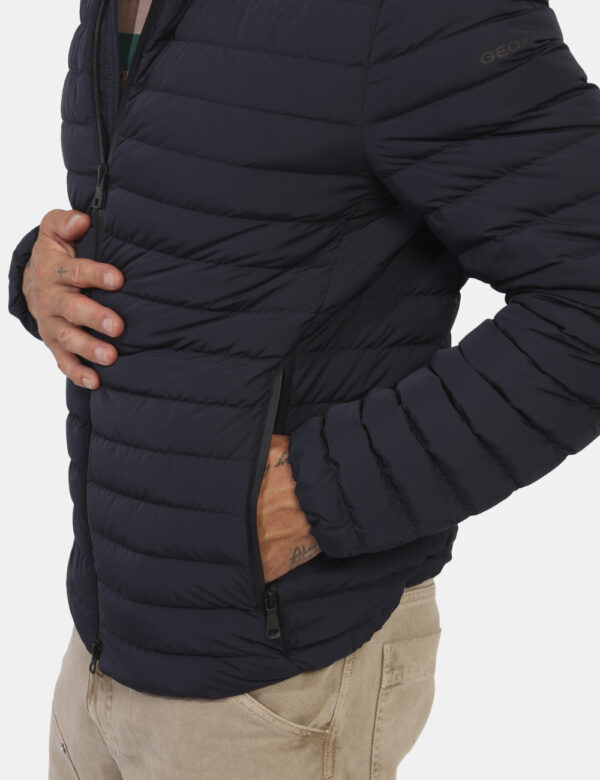 Piumino Geox Blu - L’articolo appartiene al campionario esclusivo di stagione: pezzo unicoCod. art. M4625H T3138 CVVi ricord