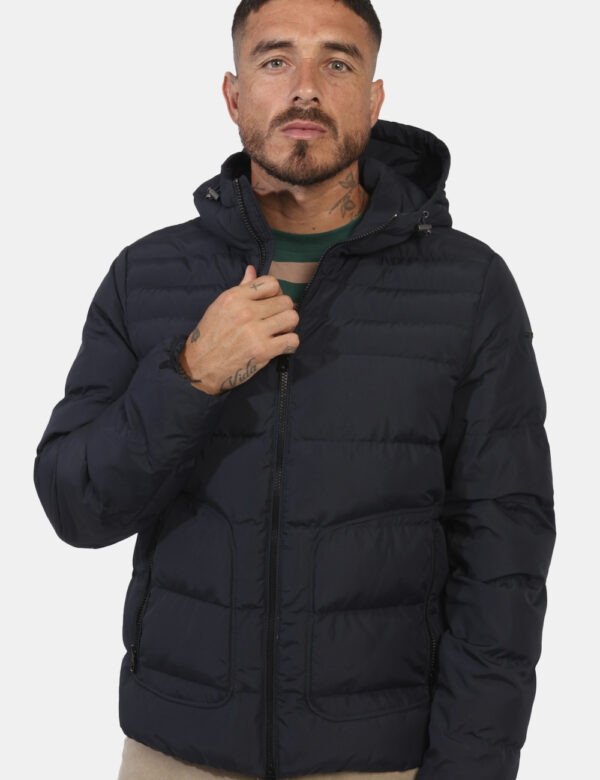 Piumino Geox Blu - L’articolo appartiene al campionario esclusivo di stagione: pezzo unicoCod. art. M4628A T3144 CVVi ricord