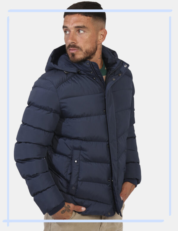 Piumino Geox Blu - L’articolo appartiene al campionario esclusivo di stagione: pezzo unicoCod. art. M4628C T3144 CVVi ricord