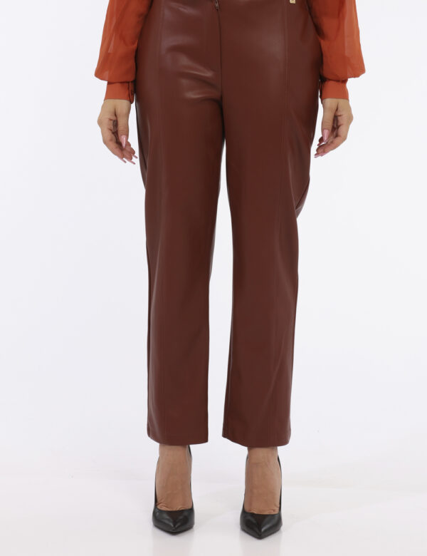 Pantaloni Manila Grace Marrone - L’articolo appartiene al campionario esclusivo di stagione: pezzo unicoCod. art. P054EU A C