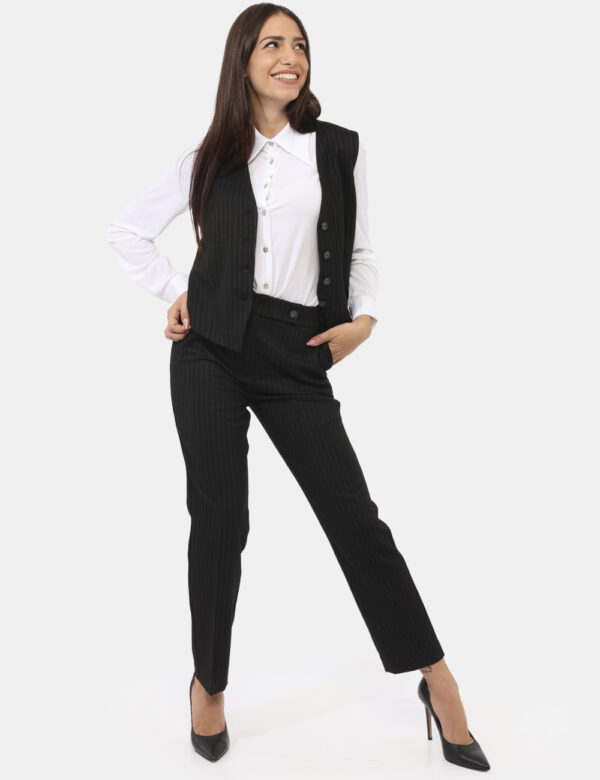 Pantaloni Materica Nero - Pantaloni morbidi, eleganti, in total nero gessato bianco con tasche a taglio trasversale. La vest