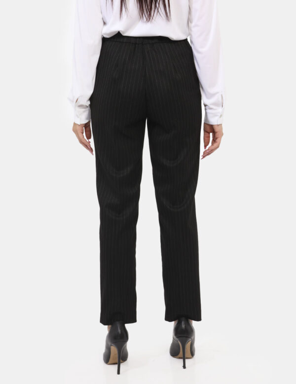 Pantaloni Materica Nero - Pantaloni morbidi, eleganti, in total nero gessato bianco con tasche a taglio trasversale. La vest