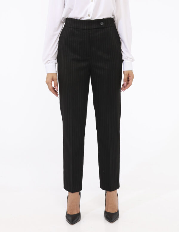 Pantaloni Materica Nero - Pantaloni morbidi, eleganti, in total nero gessato bianco con tasche a taglio trasversale. La vest