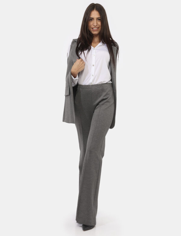 Pantaloni Materica Grigio - Pantaloni morbidi, eleganti, in total grigio chiaro. La vestibilità è morbida e regolabile grazi