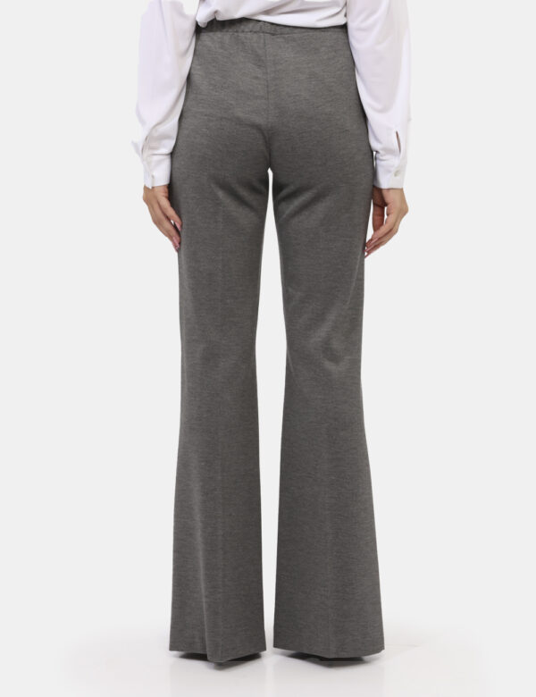 Pantaloni Materica Grigio - Pantaloni morbidi, eleganti, in total grigio chiaro. La vestibilità è morbida e regolabile grazi