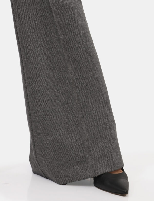 Pantaloni Materica Grigio - Pantaloni morbidi, eleganti, in total grigio chiaro. La vestibilità è morbida e regolabile grazi