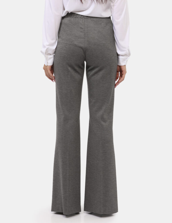 Pantaloni Materica Grigio - Pantaloni morbidi, eleganti, in total grigio chiaro. La vestibilità è morbida e regolabile grazi