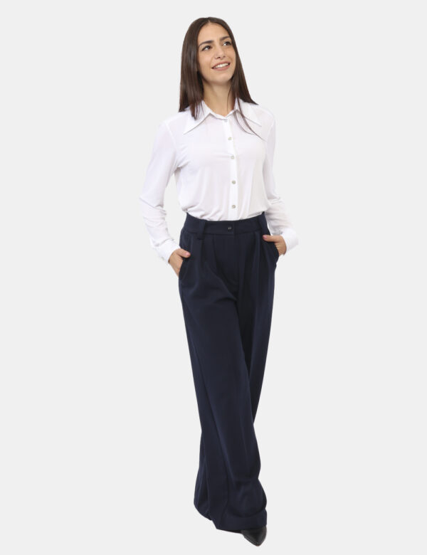 Pantaloni Materica Blu - Pantaloni morbidi, eleganti, in total blu navy. Presenti tasche a taglio trasversale. La vestibilit