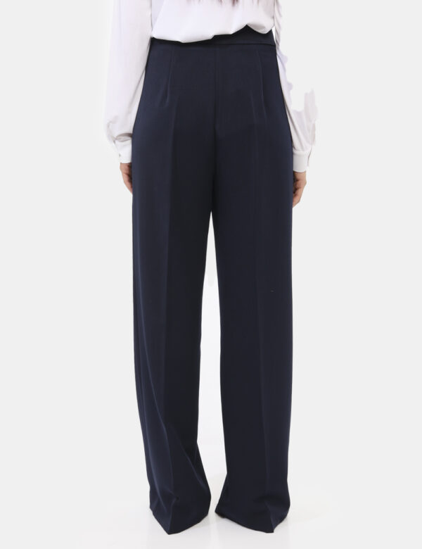 Pantaloni Materica Blu - Pantaloni morbidi, eleganti, in total blu navy. Presenti tasche a taglio trasversale. La vestibilit