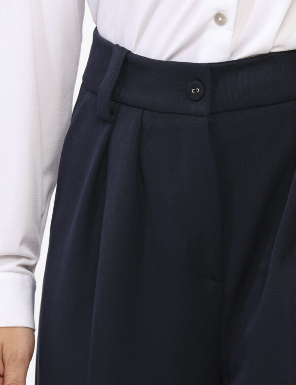 Pantaloni Materica Blu - Pantaloni morbidi, eleganti, in total blu navy. Presenti tasche a taglio trasversale. La vestibilit