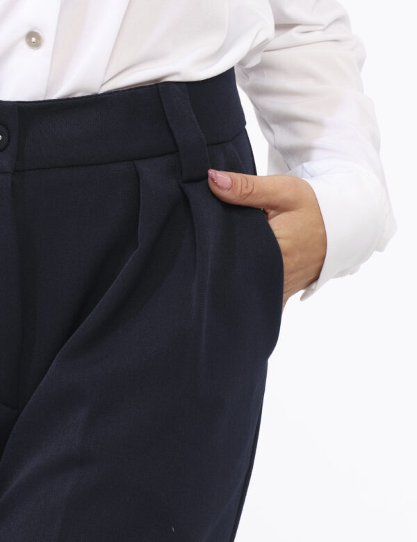 Pantaloni Materica Blu - Pantaloni morbidi, eleganti, in total blu navy. Presenti tasche a taglio trasversale. La vestibilit