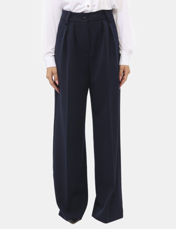 Pantaloni Materica Blu - Pantaloni morbidi, eleganti, in total blu navy. Presenti tasche a taglio trasversale. La vestibilit