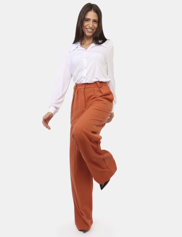 Pantaloni Materica Marrone - Pantaloni morbidi, eleganti, in total marrone coccio. Presenti tasche a taglio trasversale. La