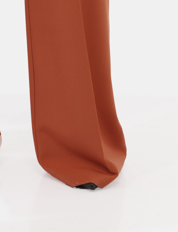 Pantaloni Materica Marrone - Pantaloni morbidi, eleganti, in total marrone coccio. Presenti tasche a taglio trasversale. La