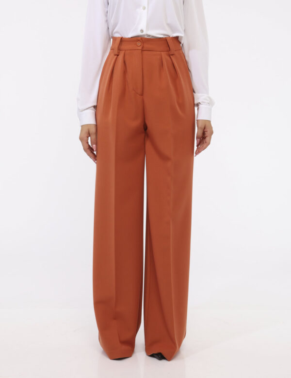 Pantaloni Materica Marrone - Pantaloni morbidi, eleganti, in total marrone coccio. Presenti tasche a taglio trasversale. La
