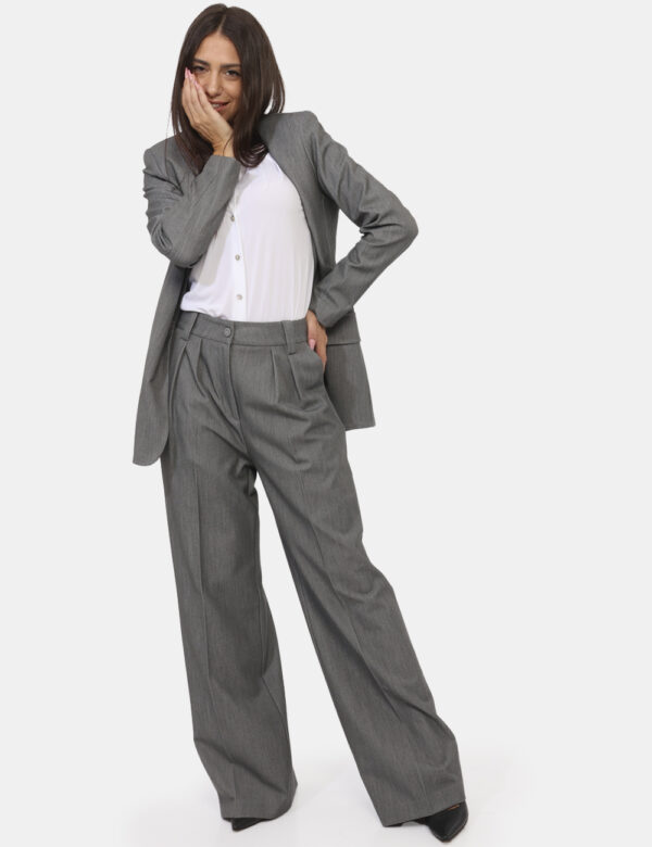 Pantaloni Materica Grigio - Pantaloni morbidi, eleganti, in total grigio chiaro. Presenti tasche a taglio trasversale. La ve