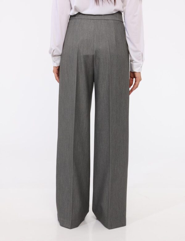 Pantaloni Materica Grigio - Pantaloni morbidi, eleganti, in total grigio chiaro. Presenti tasche a taglio trasversale. La ve