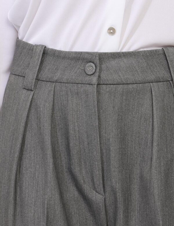 Pantaloni Materica Grigio - Pantaloni morbidi, eleganti, in total grigio chiaro. Presenti tasche a taglio trasversale. La ve