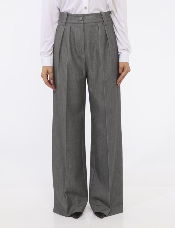 Pantaloni Materica Grigio - Pantaloni morbidi, eleganti, in total grigio chiaro. Presenti tasche a taglio trasversale. La ve