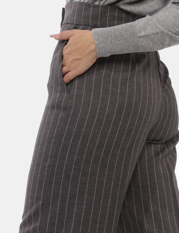 Pantaloni Emme Marella Grigio - Pantaloni eleganti, morbidi, in total grigio gessato bianco. Presenti tasche a taglio trasve