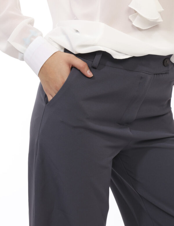 Pantaloni Materica Grigio - Pantaloni morbidi, eleganti, in total grigio. Presenti tasche a taglio trasversale. La vestibili