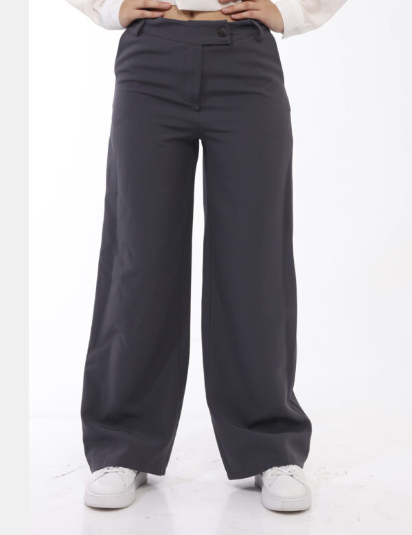 Pantaloni Materica Grigio - Pantaloni morbidi, eleganti, in total grigio. Presenti tasche a taglio trasversale. La vestibili