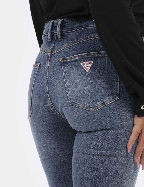 Jeans GUESS Jeans - Jeans in total blu denim con tasche sagomate sul fronte e tasche a toppa sul retro. La vestibilità è mor