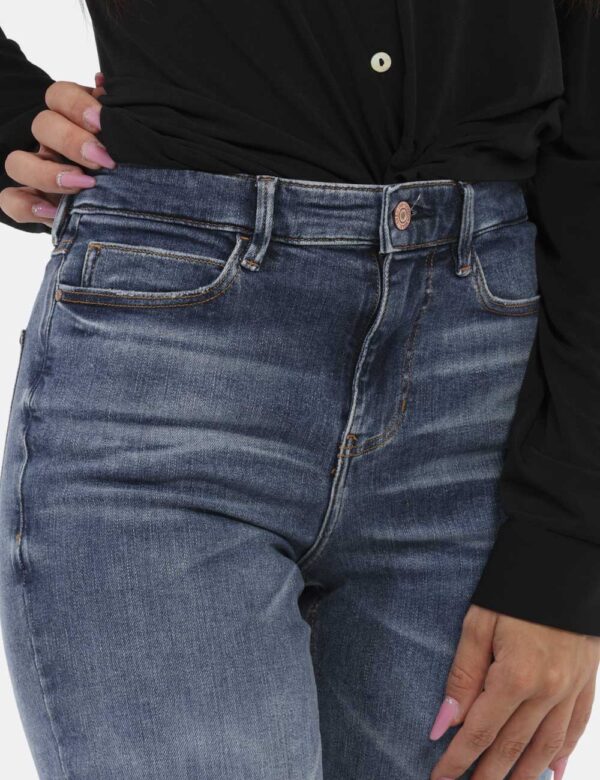 Jeans GUESS Jeans - Jeans in total blu denim con tasche sagomate sul fronte e tasche a toppa sul retro. La vestibilità è mor