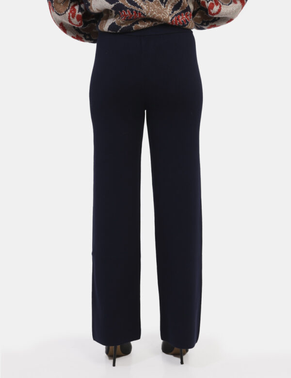 Pantaloni Manila Grace Blu - Un capo versatile e confortevole, questo pantalone morbido e dritto di Manila Grace è pensato p
