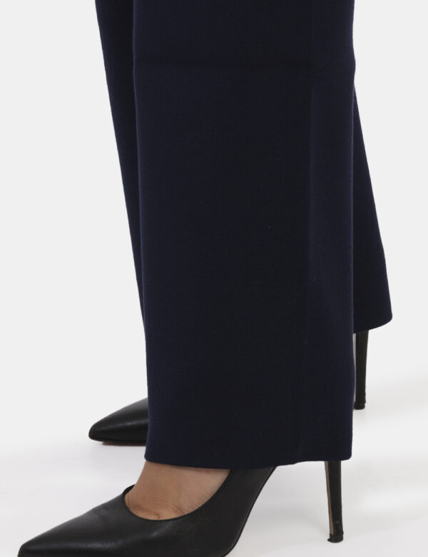 Pantaloni Manila Grace Blu - Un capo versatile e confortevole, questo pantalone morbido e dritto di Manila Grace è pensato p