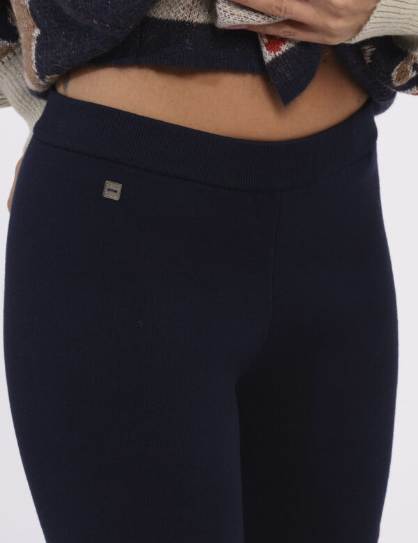 Pantaloni Manila Grace Blu - Un capo versatile e confortevole, questo pantalone morbido e dritto di Manila Grace è pensato p