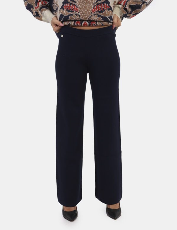 Pantaloni Manila Grace Blu - Un capo versatile e confortevole, questo pantalone morbido e dritto di Manila Grace è pensato p