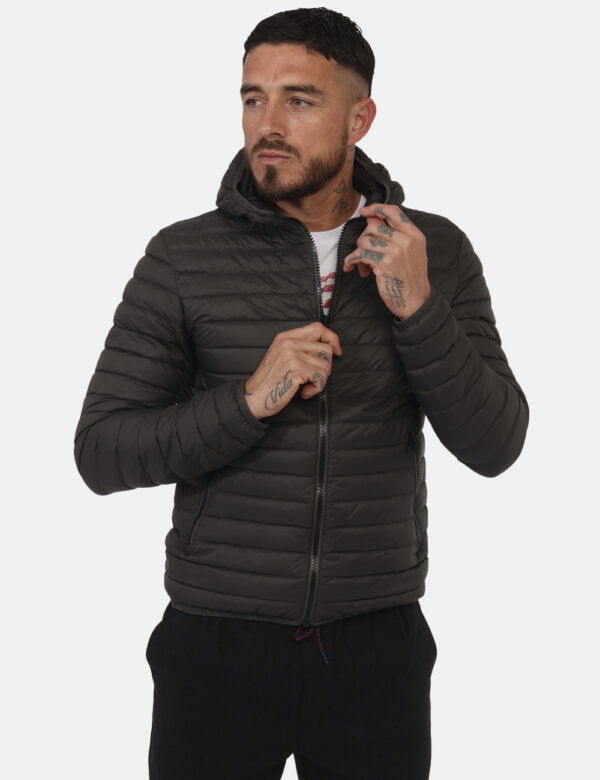 Piumino Colmar Marrone - Piumino leggero con cappuccio in total marrone scuro. Presenti tasche a taglio trasversale con chiu