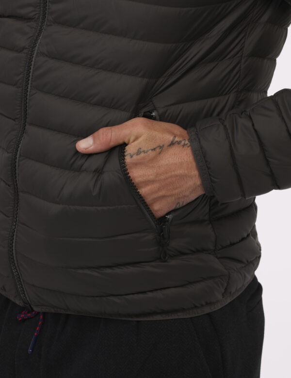 Piumino Colmar Marrone - Piumino leggero con cappuccio in total marrone scuro. Presenti tasche a taglio trasversale con chiu