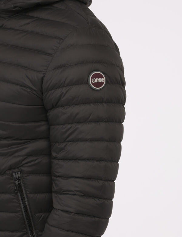 Piumino Colmar Marrone - Piumino leggero con cappuccio in total marrone scuro. Presenti tasche a taglio trasversale con chiu
