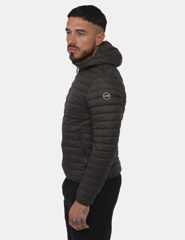 Piumino Colmar Marrone - Piumino leggero con cappuccio in total marrone scuro. Presenti tasche a taglio trasversale con chiu