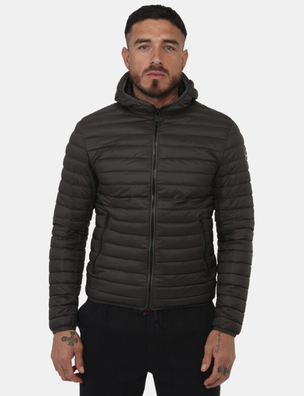 Piumino Colmar Marrone - Piumino leggero con cappuccio in total marrone scuro. Presenti tasche a taglio trasversale con chiu