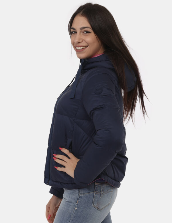 Giacca Colmar Rosa - Giacca double face da un lato rosa shocking dall'altro blu navy. Presente cappuccio e tasche a taglio t