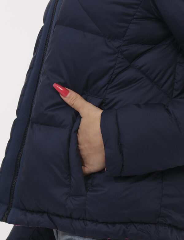 Giacca Colmar Rosa - Giacca double face da un lato rosa shocking dall'altro blu navy. Presente cappuccio e tasche a taglio t