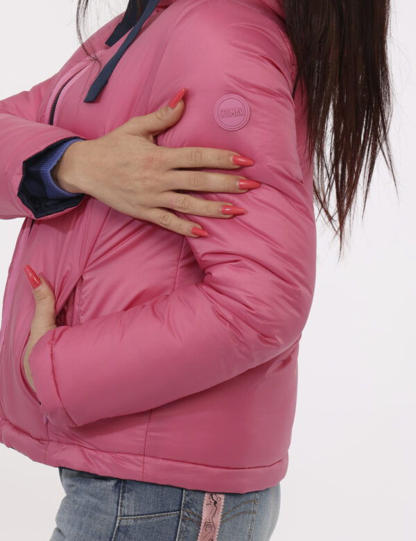 Giacca Colmar Rosa - Giacca double face da un lato rosa shocking dall'altro blu navy. Presente cappuccio e tasche a taglio t