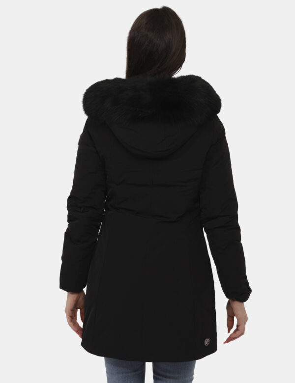 Piumino Colmar Nero - Piumino lungo con cappuccio evidenziato in fake fur in total nero. L'interno è composto anche da vera