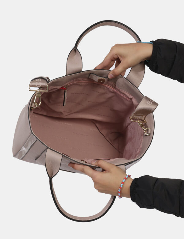 Borsa Borbonese Rosa - Borsa in pelle semirigida in total rosa cipria. Presente unico scompartimento con chiusura a bottone