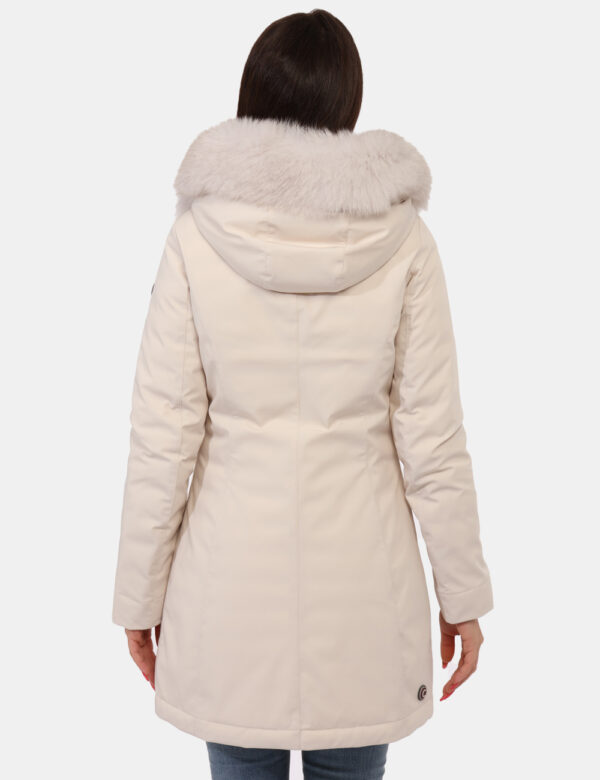Piumino Colmar Panna - Piumino lungo in total bianco panna con cappuccio evidenziato da fake fur. Presenti tasche a taglio t