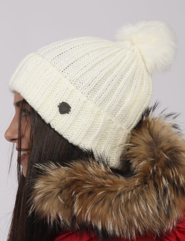 Cappello Blauer Bianco - Cappello modello berretto in total bianco con risvoltino e pom pom in tinta. La vestibilità è morbi