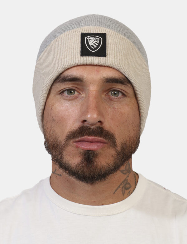 Cappello Blauer Grigio - Cappello modello berretto in total grigio con risvoltino e patch nero logo brand. La vestibilità è