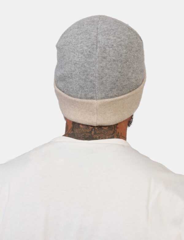 Cappello Blauer Grigio - Cappello modello berretto bicolore grigio e beige con risvoltino e patch nero logo brand. La vestib