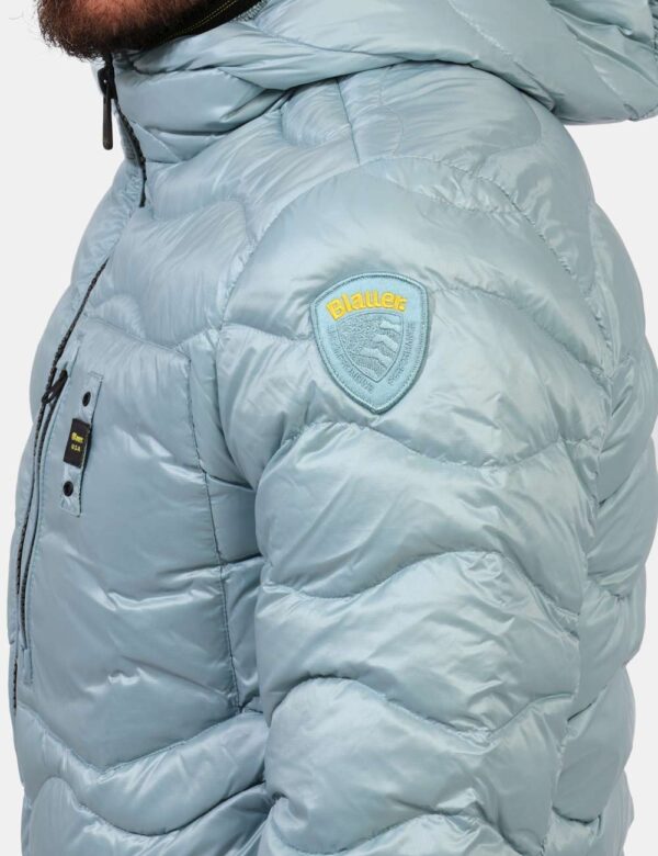 Piumino Blauer Azzurro - Piumino con cappuccio in total azzurro pastello con tasche a taglio trasversale. La vestibilità è m