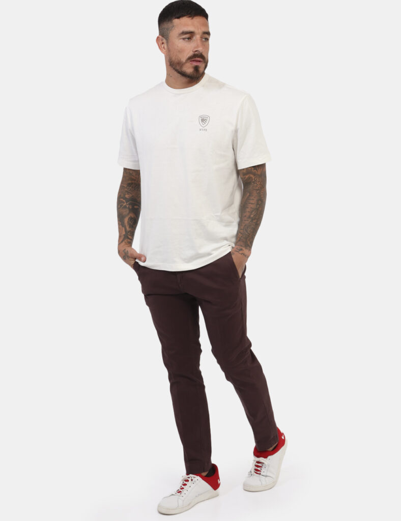 Pantaloni Goha Bordeaux - Pantaloni simil jeans in total bordeaux. Presenti tasche a taglio trasversale sul fronte e tasche